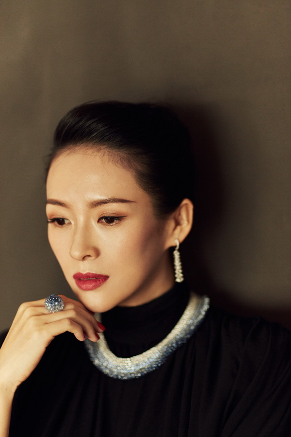 开幕仪式上,章子怡佩戴Chopard萧邦高级珠宝款款登场,14.3克拉玫瑰式切割钻石组成耀目耳环,犹如一弯星河在耳畔蜿蜒流淌,营造闪烁星光,与颈间随光晕幻变的Copacabana系列项链璀璨辉映,大气从容之余彰显华贵风韵。指间同时绽放一枚Chopard萧邦Copacabana系列戒指,举手投足间极致演绎优雅女性永恒之美。